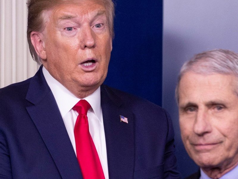 Brad Pitt parodió a Trump, disfrazado como el Dr.&nbsp;Fauci