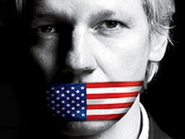 Assange y la gran biblioteca de la&nbsp;rebeldía
