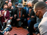 Gesto antirracista en el inicio del juicio contra el policía que mató a&nbsp;Floyd