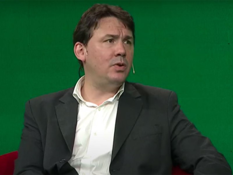 El gobierno no confirma ni desmiente si despidió a Basualdo de&nbsp;Energía