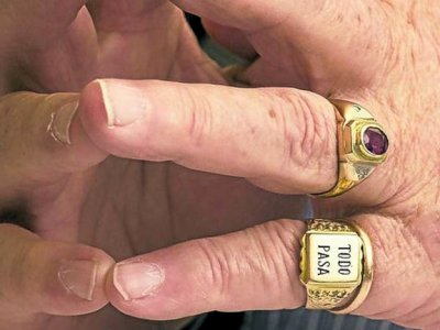 El misterio del anillo de Don Julio, con la frase «todo&nbsp;pasa»