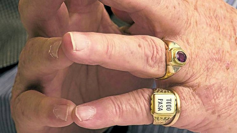 El misterio del anillo de Don Julio, con la frase "todo pasa"