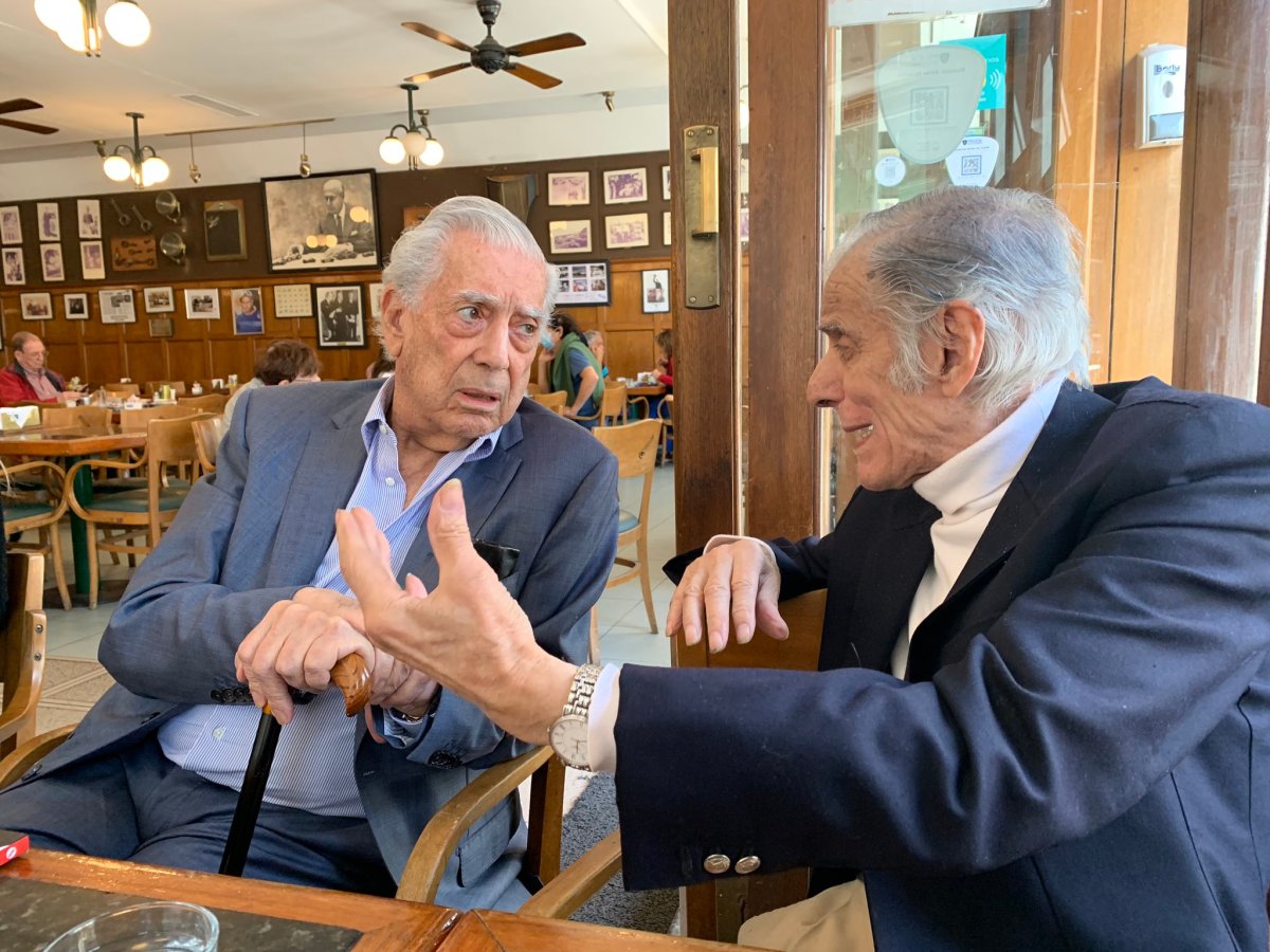 El reencuentro de Vargas Llosa y Sebreli en un café de Buenos&nbsp;Aires