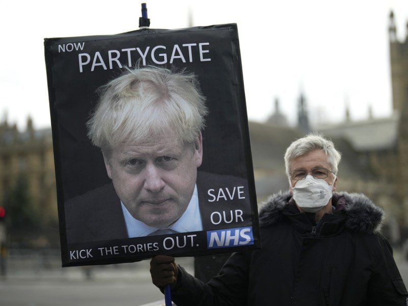 Johnson contra las cuerdas: un escándalo  derivó en la renuncia de más de 20 funcionarios, entre ellos 3&nbsp;ministros