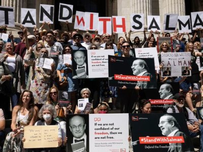 Rushdie siguió desde el hospital el tributo hecho por grandes&nbsp;escritores