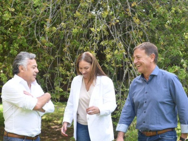 Vidal al lado de los radicales Suárez y Cornejo en Mendoza, para bajarle  las ínfulas a De&nbsp;Marchi