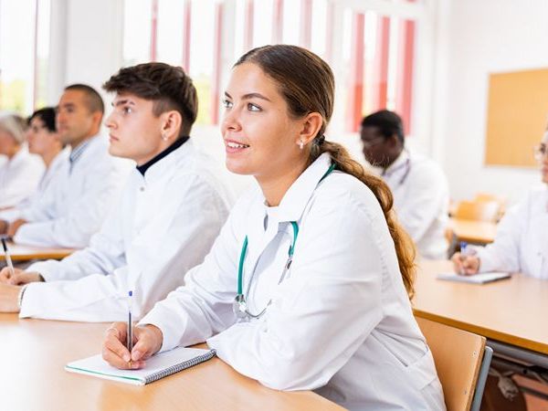 Argentina, con un sistema de salud en crisis, es imán para estudiantes universitarios de América&nbsp;Latina