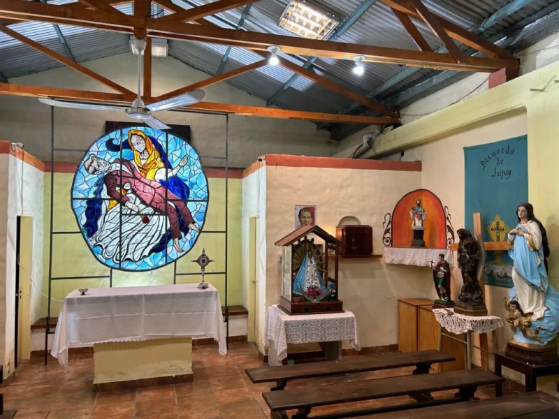 Un vitral, muestra al padre Mugica, a 50 años de su asesinato, muriendo y subiendo al&nbsp;cielo