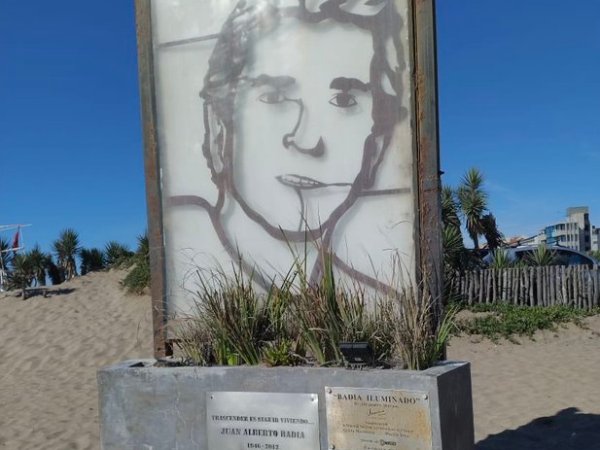 Badía iluminado: la queja por el estado de abandono en que se halla su escultura en&nbsp;Pinamar