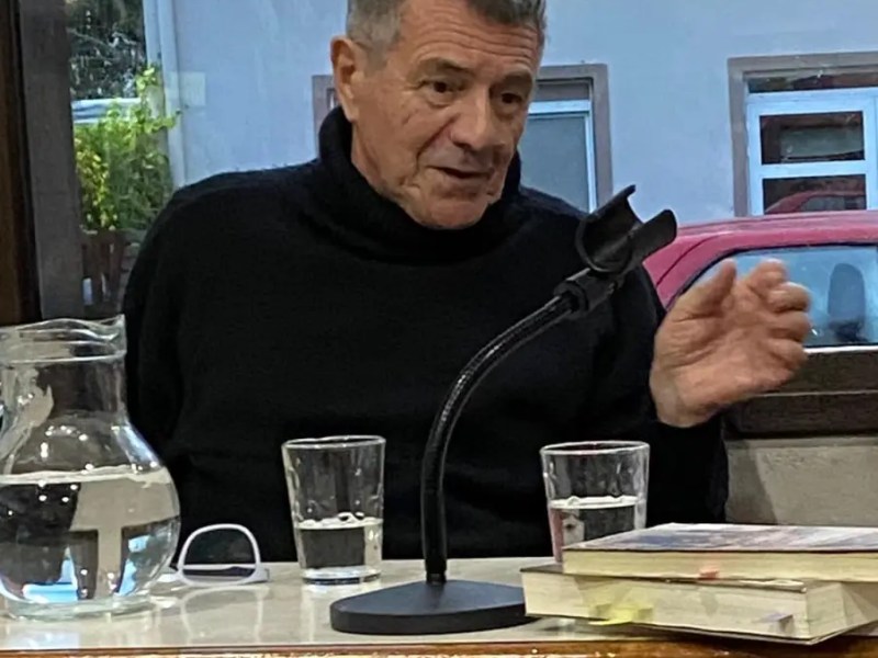 «La literatura viene para escarbar y meter el dedo donde hay que meterlo», dijo el escritor Saccomanno en&nbsp;Pinamar