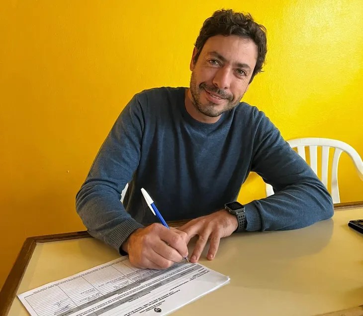 La tesorera de la Municipalidad de Pinamar fue filmada robando y la echaron: adujo que llevaba consigo sus ahorros por seguridad