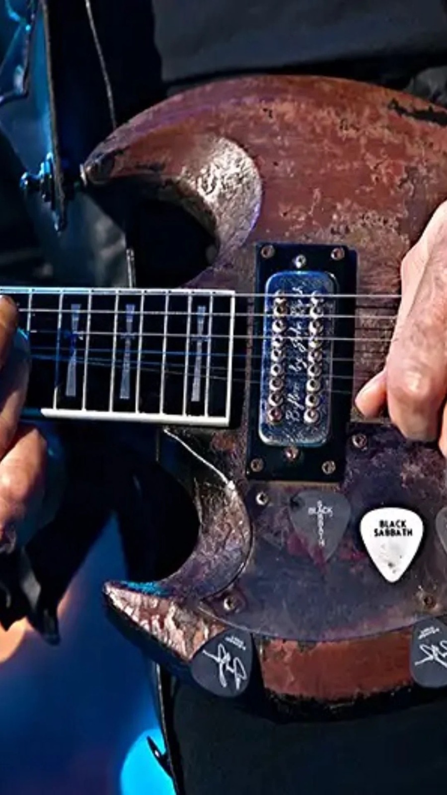 El rastro de su espalda recortado por la luna