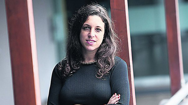 A la escritora argentina Ariana Harwicz le cuesta opinar sobre la película Die, Mylove, basada en su libro