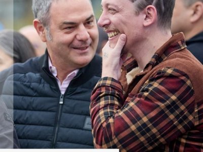 Santiago Caputo, con nuevo look, se mostró  en 2° plano en Pinamar, detrás de Marín, Ritondo, Scioli e&nbsp;Ibarguren