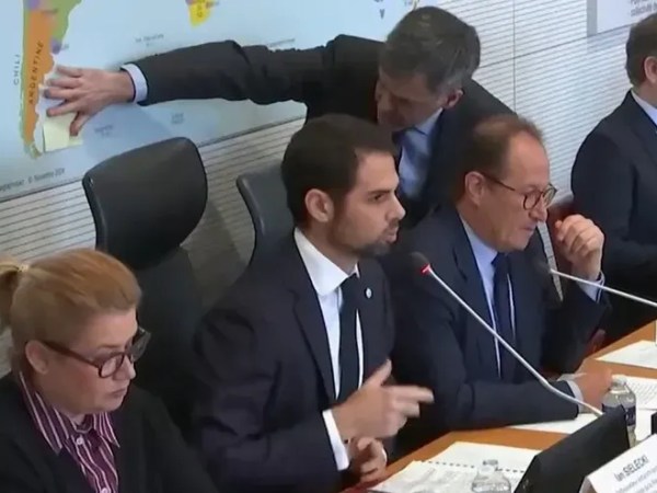El embajador argentino en París se negó a hablar hasta que taparan un mapa que registraba a las Malvinas como&nbsp;inglesas