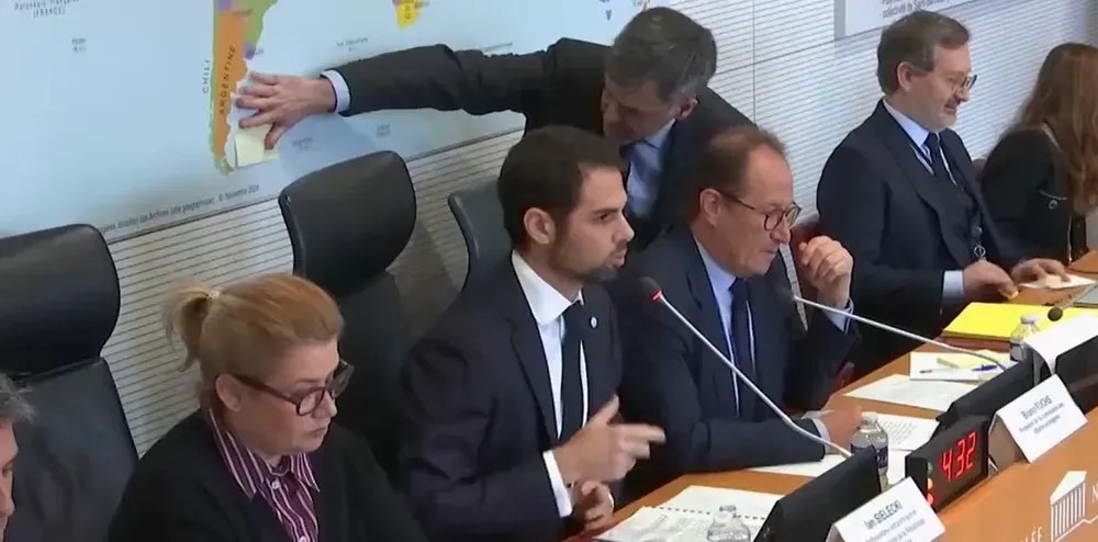 El embajador argentino en París se negó a hablar hasta que taparan un mapa que registraba a las Malvinas como&nbsp;inglesas