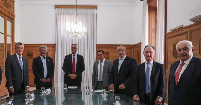 "El precio es que algunos vamos a quedar en el camino", aceptó un dirigente de comercio y servicios tras reunion con Adorni