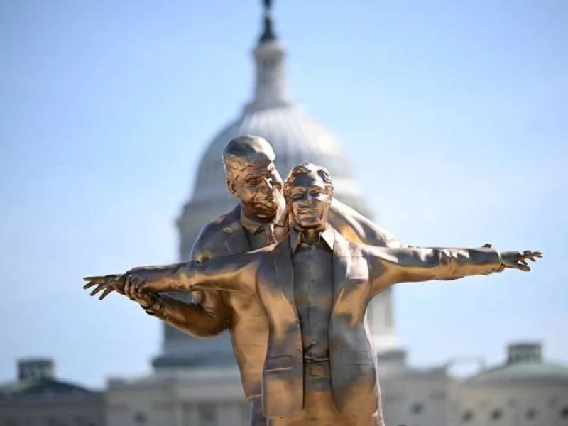 Satirizan a Trump y Epstein con una estatua frente al&nbsp;Capitolio