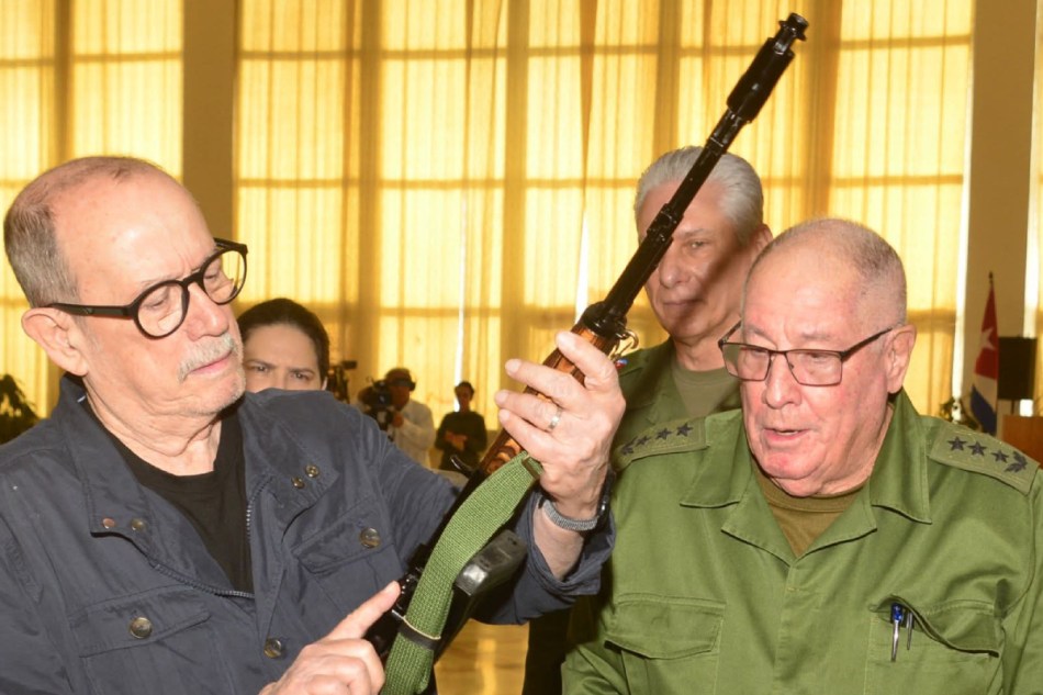 "El mundo está dirigido por un régimen autoritario, belicista y ladrón y no es Cuba", declaró Silvio Rodríguez