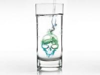 Una gota de veneno en un vaso de&nbsp;agua