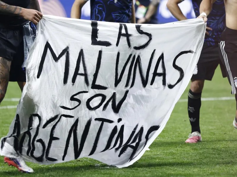 Una sábana con una leyenda reivindicando a Malvinas puso nerviosos a&nbsp;muchos