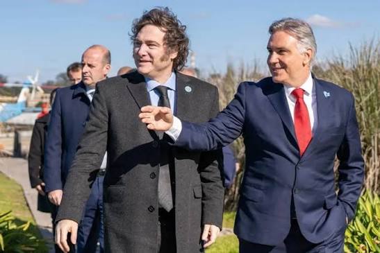 Milei le adelantó 400 mil millones de pesos para obras y deudas al cordobés&nbsp;Llaryora