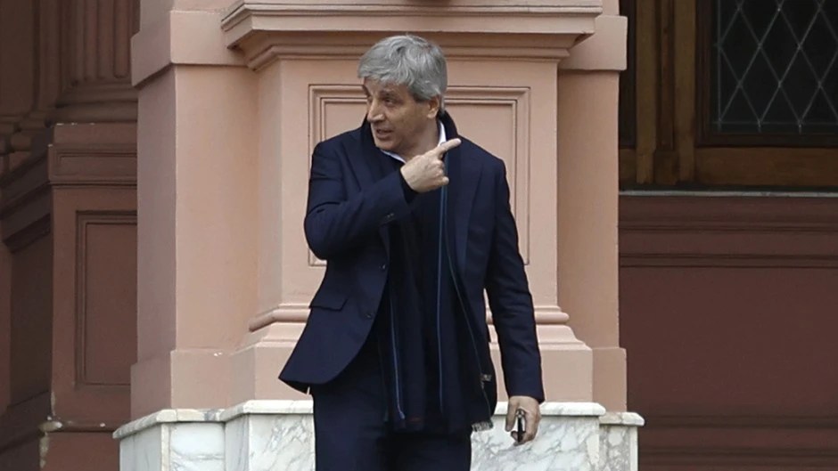El ministro Caputo pide a los argentinos sacar los dólares del colchón, pero tiene el 95% de sus ahorrros fuera del&nbsp;país