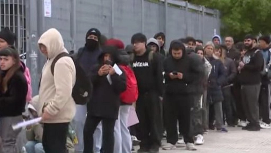 10 cuadras de fila de jóvenes para llenar 30 vacantes de empleos formales en un bazar, en el AMBA